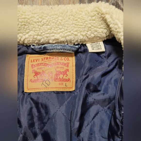 Levi Womens Large Denim JeanTrucker Jacket Quilted Lining Fur Collar Snap Button - Picture 3 of 4